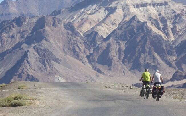 Chris e Peter Lloyd demoraram 18 meses para completar a rota da Inglaterra até a China num mochilão de bicicleta