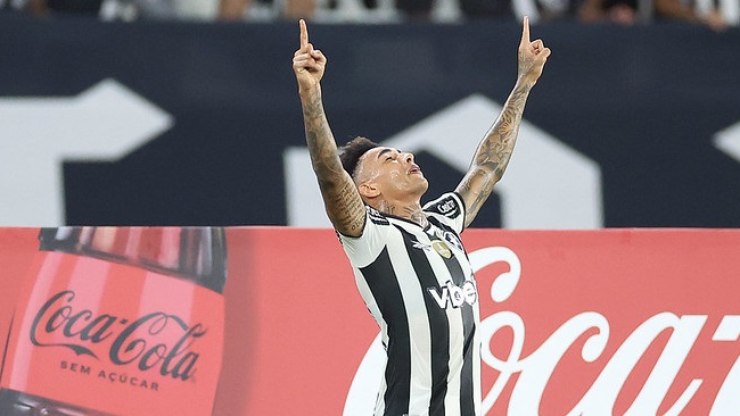 Botafogo tem expulsão e gol anulado, mas vence e segue na Liberta