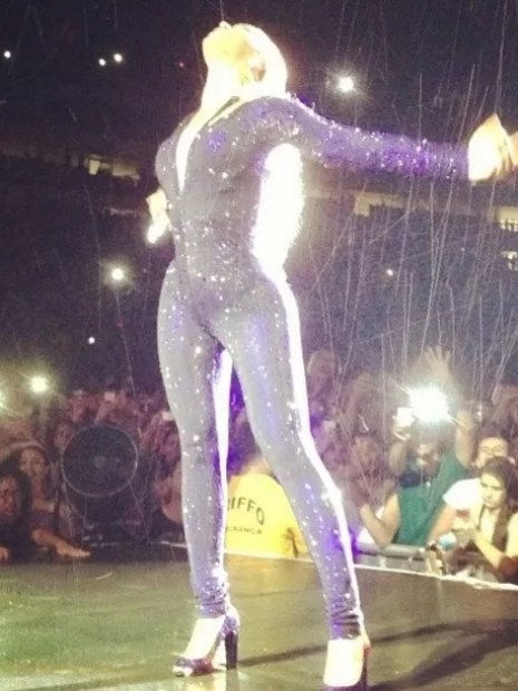 cantora Beyoncé com macacão azul, de braços aberto, em show em Brasília
