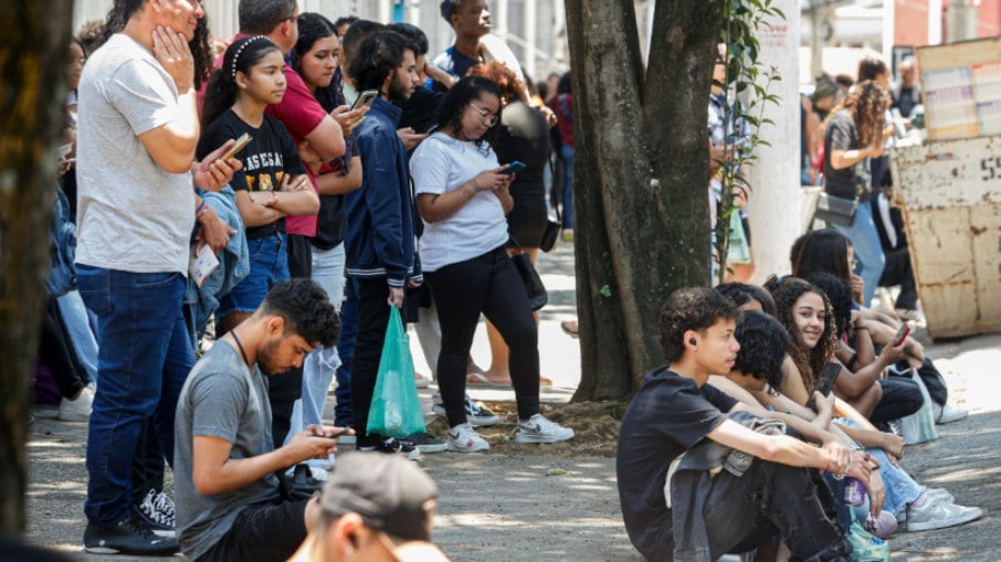 Estudantes e pais na Universidade Paulista no bairro do Paraíso
