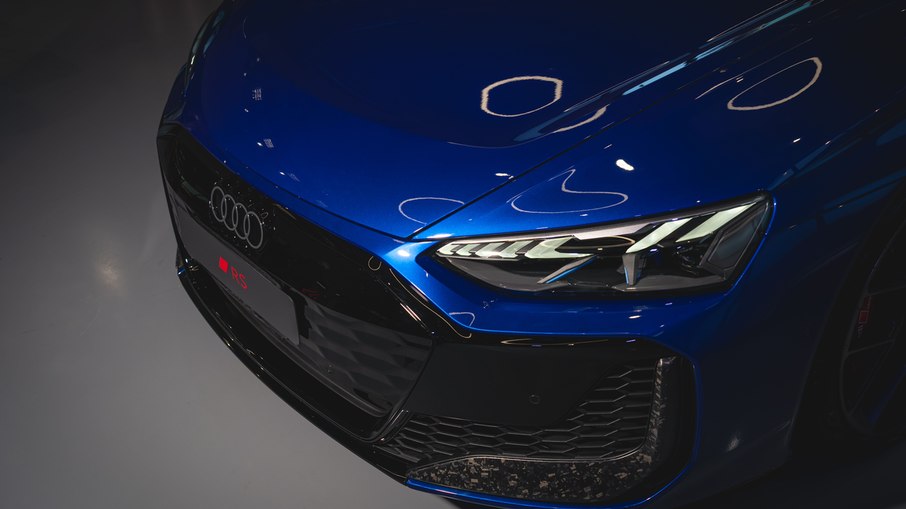 Dianteira do Audi RS e-tron GT Performance recebeu para-choque redesenhado e entradas de ar atualizadas