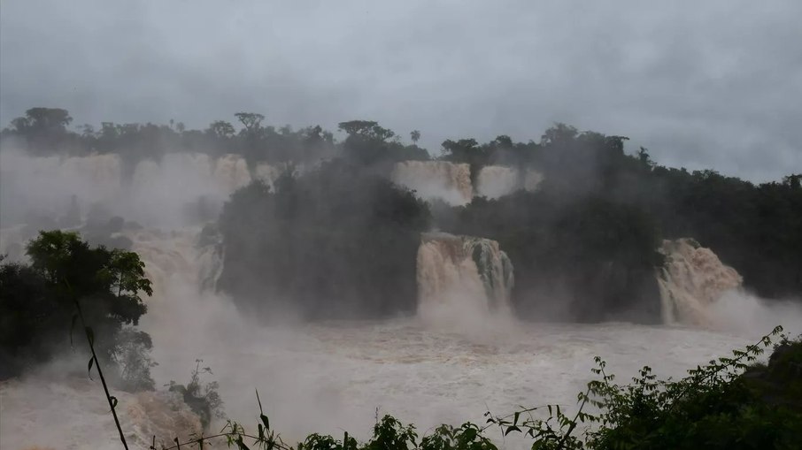 Cataratas do Iguaçu em forte vazão