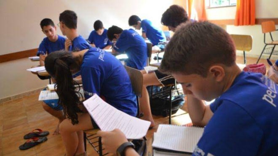 Estudantes treinando para Olimpíada de Matemática, em foto de arquivo; desempenho geral do país ainda é muito inferior ao considerado idea