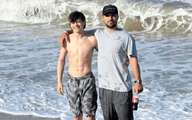 Dominick Cebula ao lado do pai, Jeff Cebula, em uma praia nos Estados Unidos. Dominick Cebula ao lado do pai, Jeff Cebula, em uma praia nos Estados Unidos.