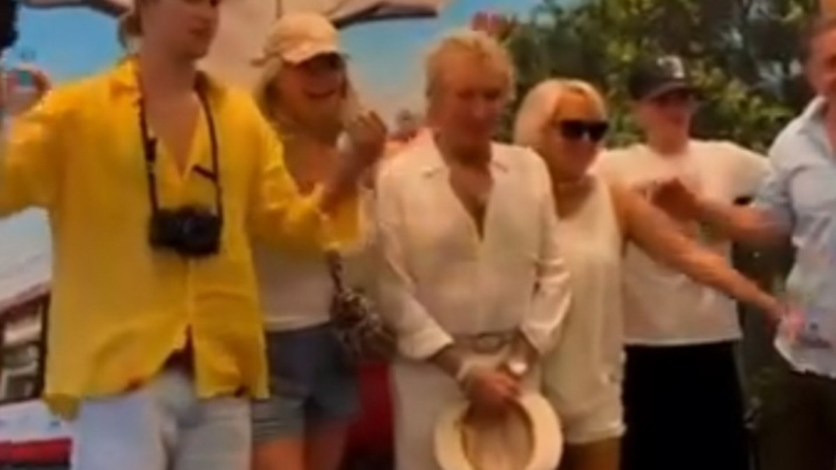 Ros Stewart passa férias no RJ, curte o Corcovado e posa com chef