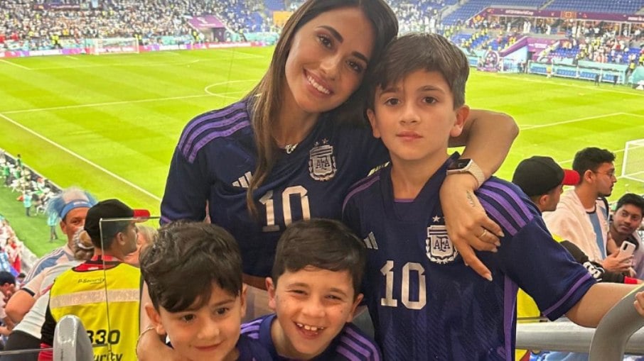 Esposa de Messi leva filhos ao estádio para ver o pai