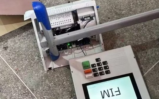 Eleitor quebra urna eletrônica durante votação em Fortaleza