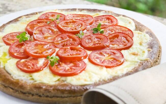Foto da receita Pizza de mussarela com tomate assado pronta.