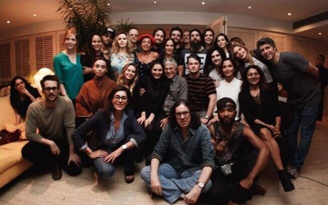 Artistas de esquerda e direita se reúnem na casa de Caetano Velosopara formar o movimento 