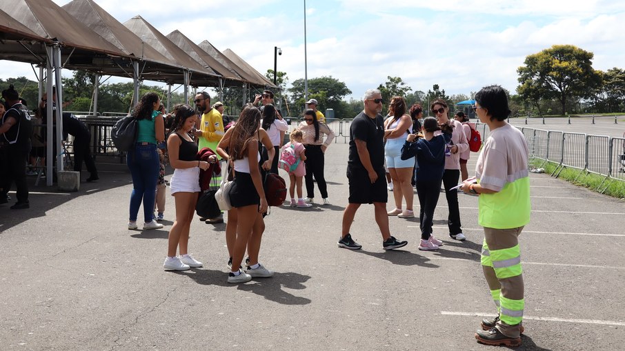 Visitantes são convidados a participarem de ação educativa no Hopi Hari