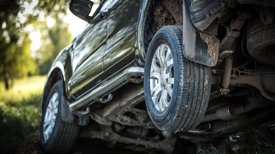 Algumas picapes e SUVs 4x4 só devem ser usados em pisos de pouca aderência; vale consultar o manual do proprietário antes de tomar qualquer iniciativa