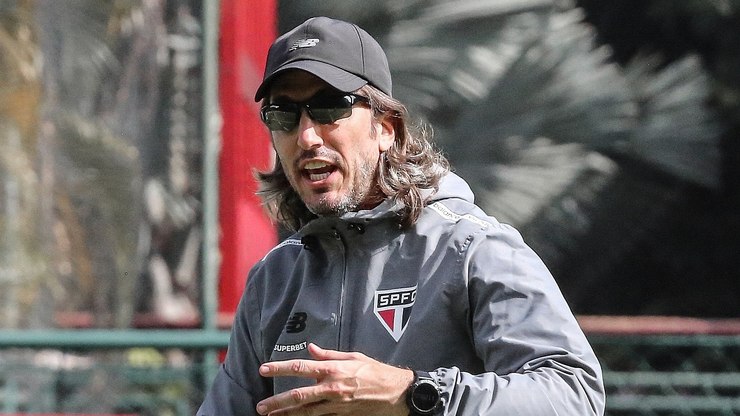 Torcida%20do%20Internacional%20critica%20interesse%20no%20treinador