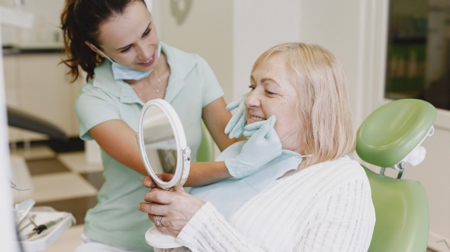 Para muitos idosos, manter seus dentes naturais é um ponto de autoestima