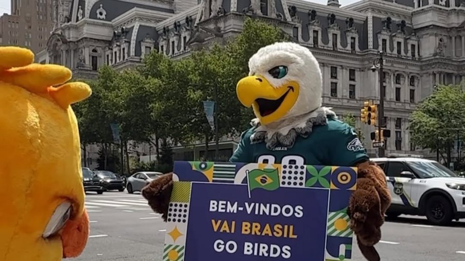 Mascotes se divertem pelas ruas da Filadélfia