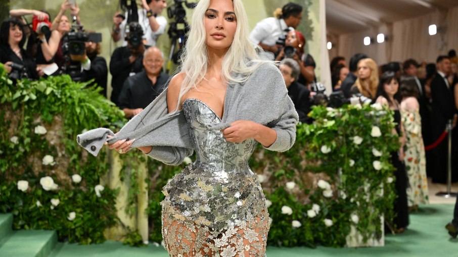 Kim Kardashian usou sapato de salto, mas sem o salto, no Met Gala 2024