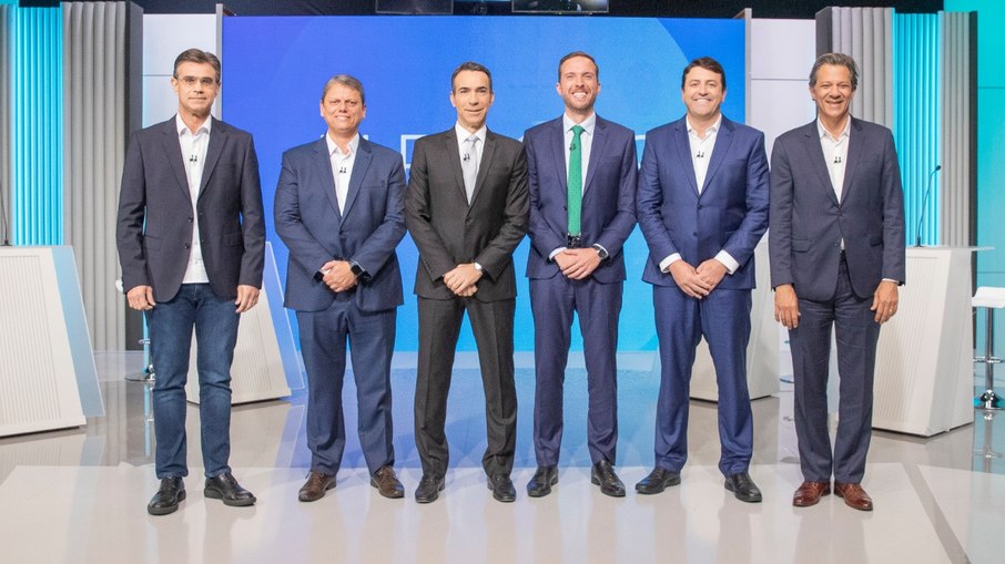 Rodrigo Garcia (PSDB), Tarcísio de Freitas (Republicanos), Vinicius Poit (NOVO), Elvis Cezar (PDT) e Fernando Haddad (PT) posicionados no estúdio