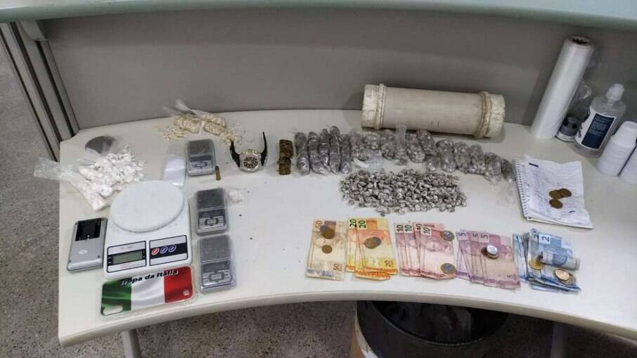 Além de 161 pessoas, polícia do Ceará prendeu dinheiro, celulares e drogas