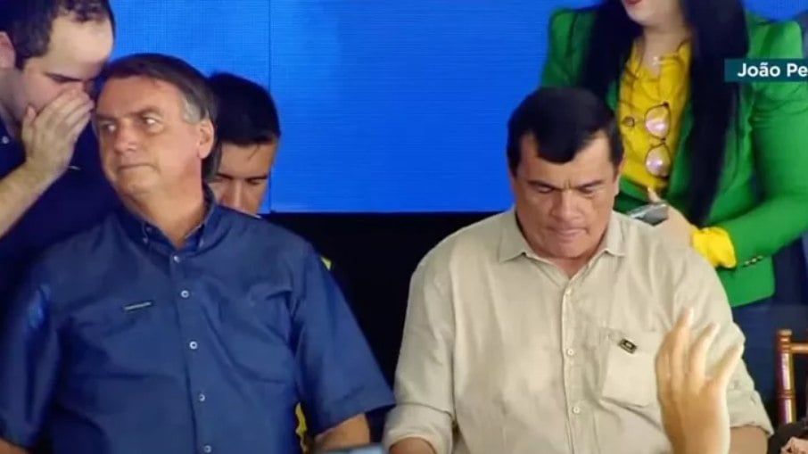 Queiroguinha fala no ouvido do presidente Jair Bolsonaro durante evento do governo nesta sexta-feira
