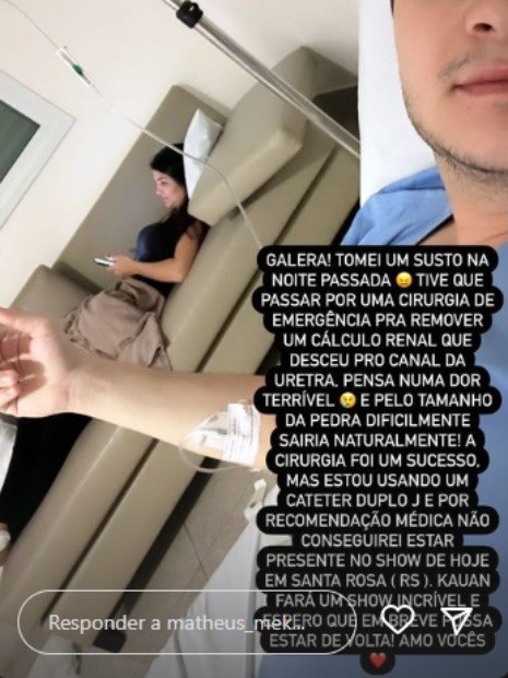 Print que mostra Matheus deitado na cama de hospital com um acesso no braço