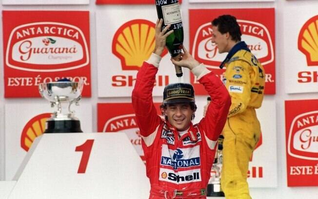 No dia do trabalhador, Ayrton Senna recebe homenagens no Cristo Redentor