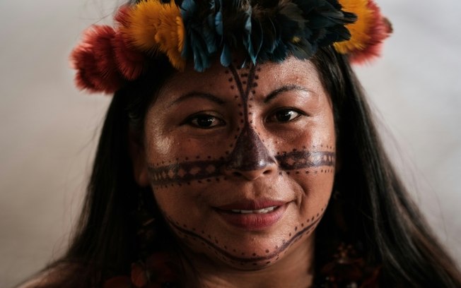 Alessandra Korap Munduruku, liderança do povo indígena Munduruku, durante uma coletiva de imprensa da escola de samba Imperatriz Leopoldinense no Rio de Janeiro, em 24 de fevereiro de 2017