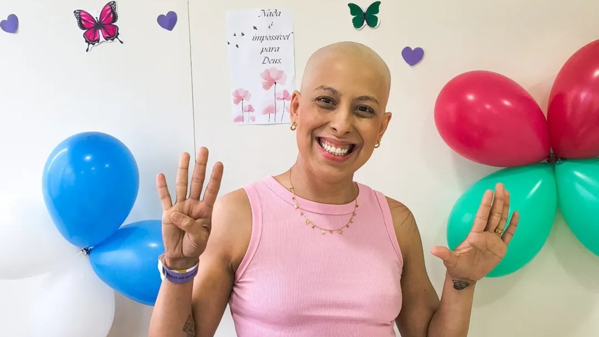 Mulher supera câncer de mama e é celebrada nas ruas Mulher supera câncer de mama e é celebrada nas ruas