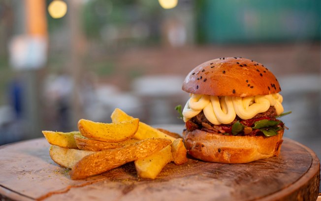 Hambúrguer com catupiry, tomate confit e espinafre? Conheça o novo burger do mês do M. Beef Hambúrguer com catupiry, tomate confit e espinafre? Conheça o novo burger do mês do M. Beef