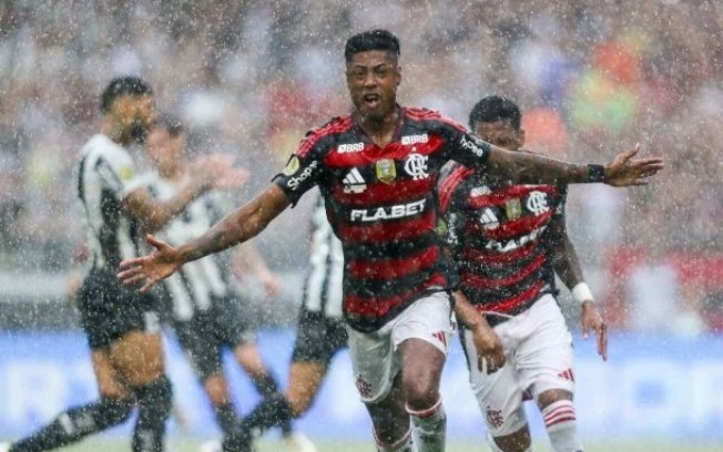 Bruno Henrique celebra o primeiro de seus dois gols na final da Supercopa. Flamengo tricampeão