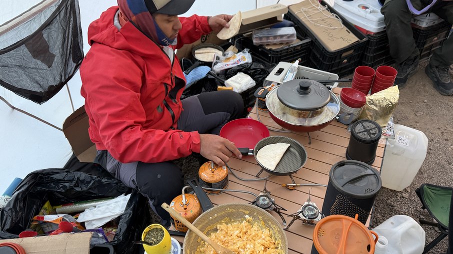 Kaynã liderando a cozinha