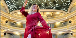 Vera Fischer faz charme ao deixar perna à mostra em foto na web