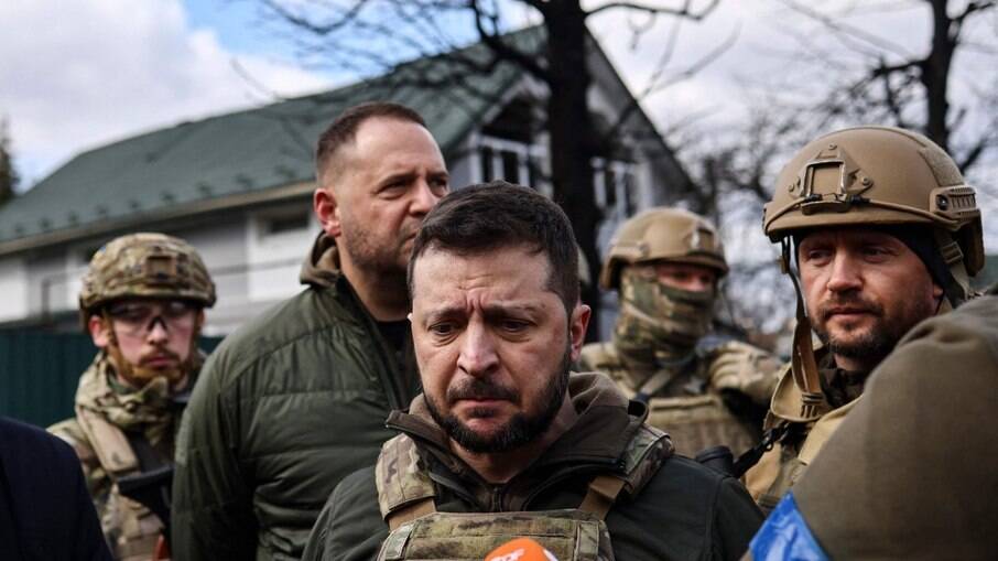 Zelensky com soldados ucranianos em Bucha
