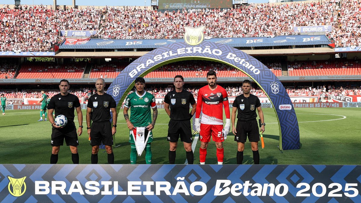 Capitães das equipes perfilados com a arbitragem do clássico