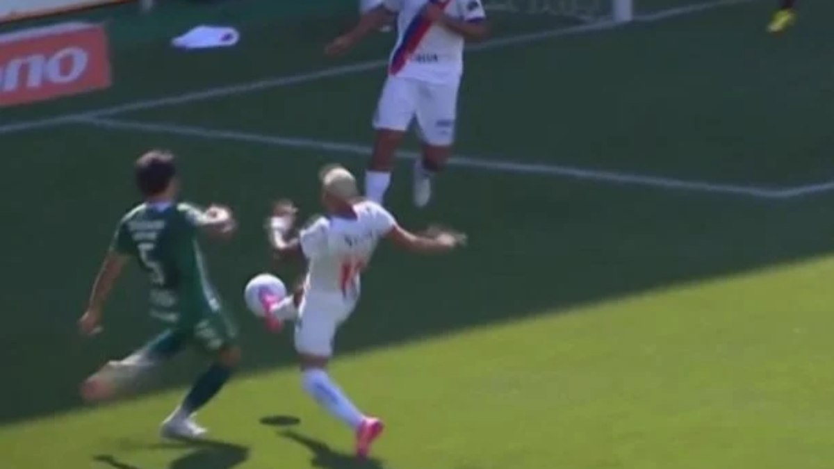 Erick Pulga vira meme ao 'achar' novo pênalti crucial para o Bahia em jogo