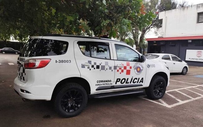 Jovem é preso após assaltar jovens em ponto de ônibus na avenida São Carlos