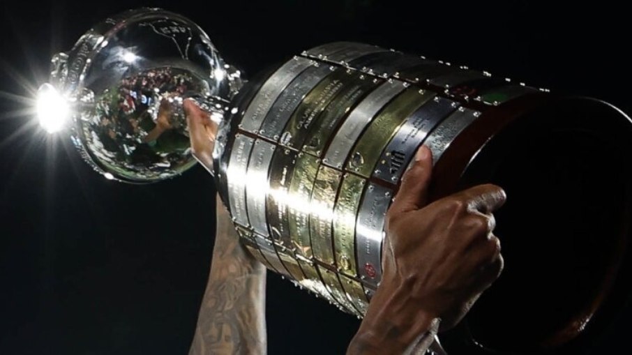 Taça da Libertadores tem apenas mais dois espaços para placas que representam os campeões do torneio -