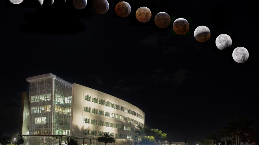 Eclipse lunar de março de 2025 no Sunrise Florida City Hall, nos Estados Unidos