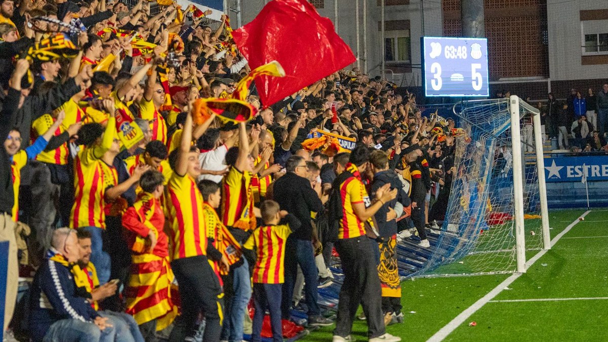 Torcedores do Sant Andreu comemorando no estádio do rival