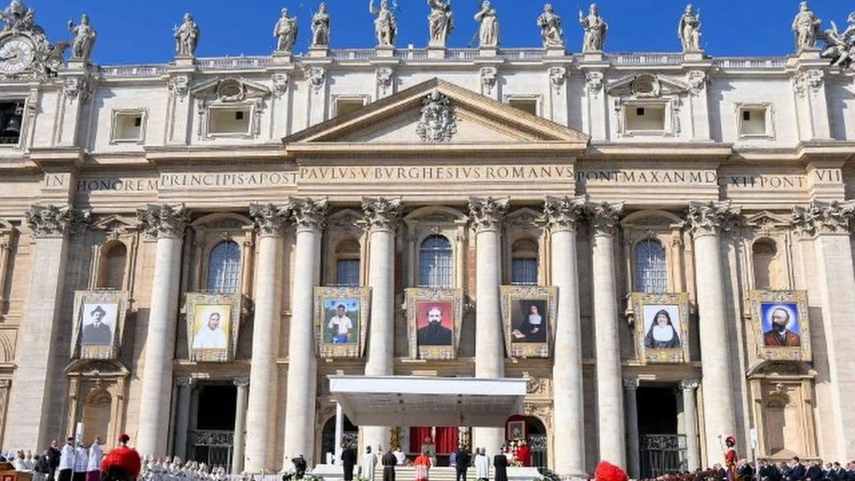 Retratos dos sete novos santos exibidos na Praça de São Pedro Retratos dos sete novos santos exibidos na Praça de São Pedro