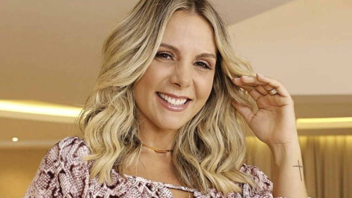 Após recusar turnê, Carla Perez surpreende fãs em show do É o Tchan