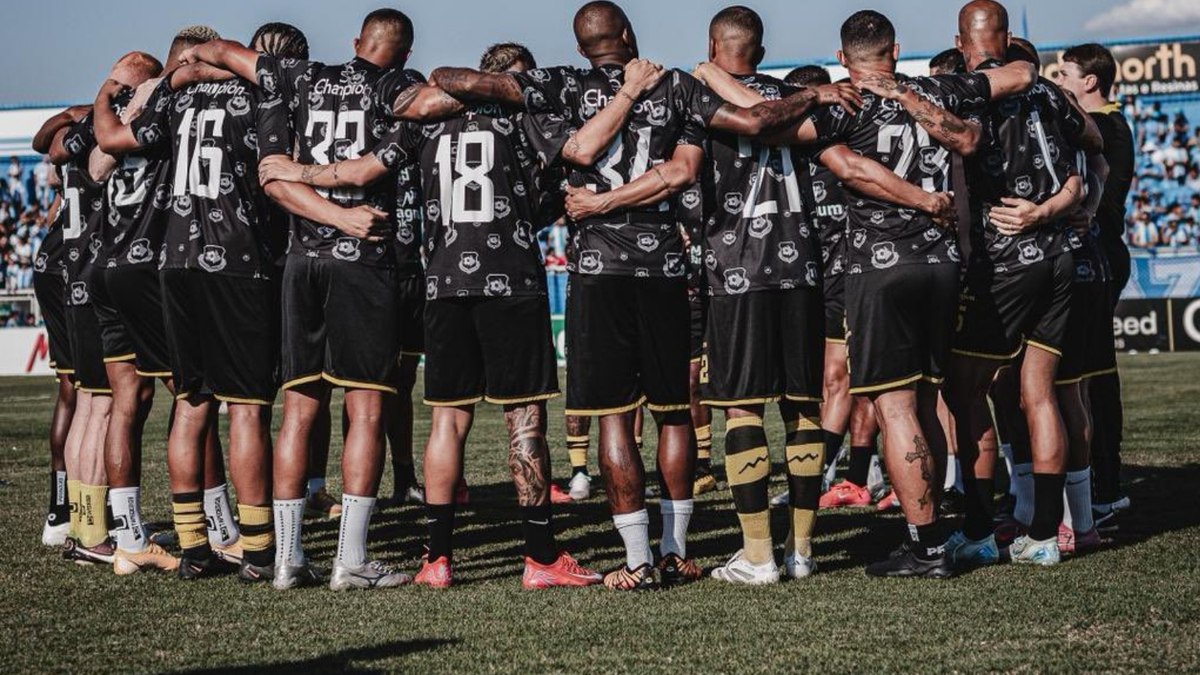 Concentração da equipe do São Bernardo antes do início do jogo decisivo Concentração da equipe do São Bernardo antes do início do jogo decisivo