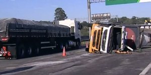 Carreta carregada com sabão tomba e bloqueia Carvalho Pinto