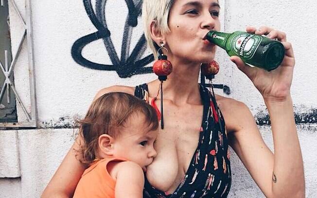 Com a foto publicada nas redes sociais, a mãe abriu um debate sobre as restrições de bebidas durante a amamentação