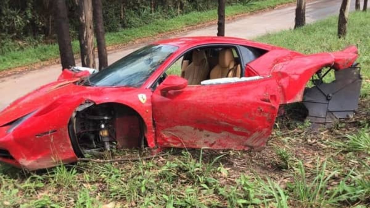 Ferrari batida em curitiba