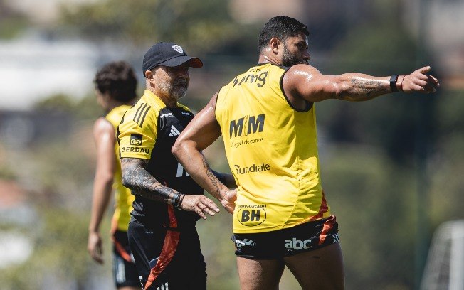 Sampaoli e Hulk conversam durante treino do Galo