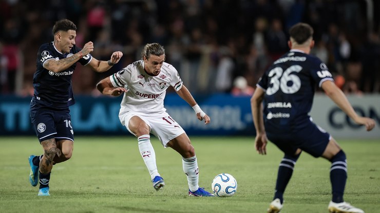 Kennedy marca nos acréscimos e evita desastre para o Fluminense