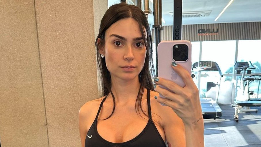 Thaila Ayala exibe o corpo após o parto da segunda filha