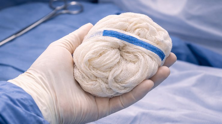 Compressa esquecida em cesariana gera indenização de R$ 40 mil