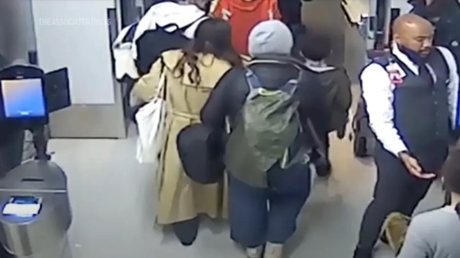 Mulher se mistura com outros passageiros e burla sistema de segurança de aeroporto
