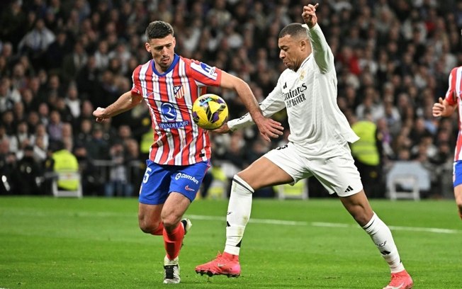 Os franceses Kylian Mbappe (Real Madrid), à direita, e Clement Lenglet (Atlético), disputam a bola no dia 8 de fevereiro de 2025, no estádio Santiago Bernabéu Os franceses Kylian Mbappe (Real Madrid), à direita, e Clement Lenglet (Atlético), disputam a bola no dia 8 de fevereiro de 2025, no estádio Santiago Bernabéu