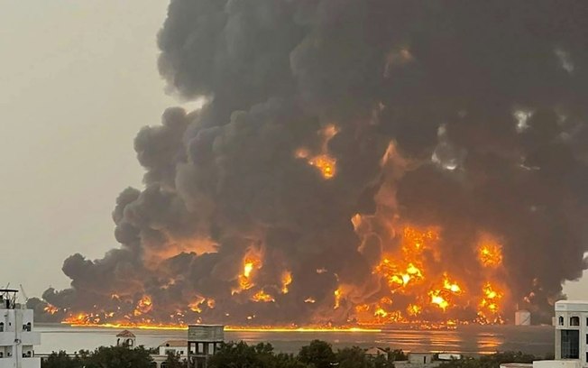 Foto fornecida pelo Centro de Meios de Comunicação dos rebeldes huthis mostra um incêndio de grandes proporções após os ataques na cidade portuária de Hodeida, no oeste do Iêmen, em 20 de julho de 2024